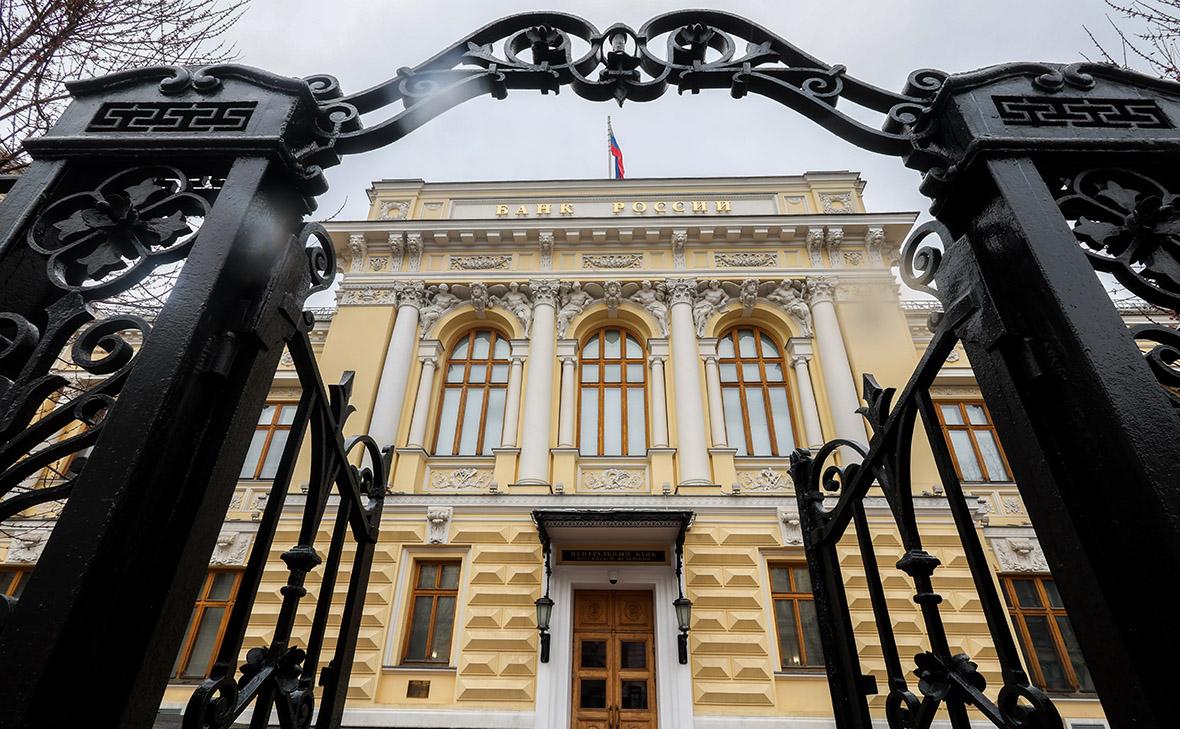 ЦБ рассказал банкам, как проверять «крупные суммы» россиян