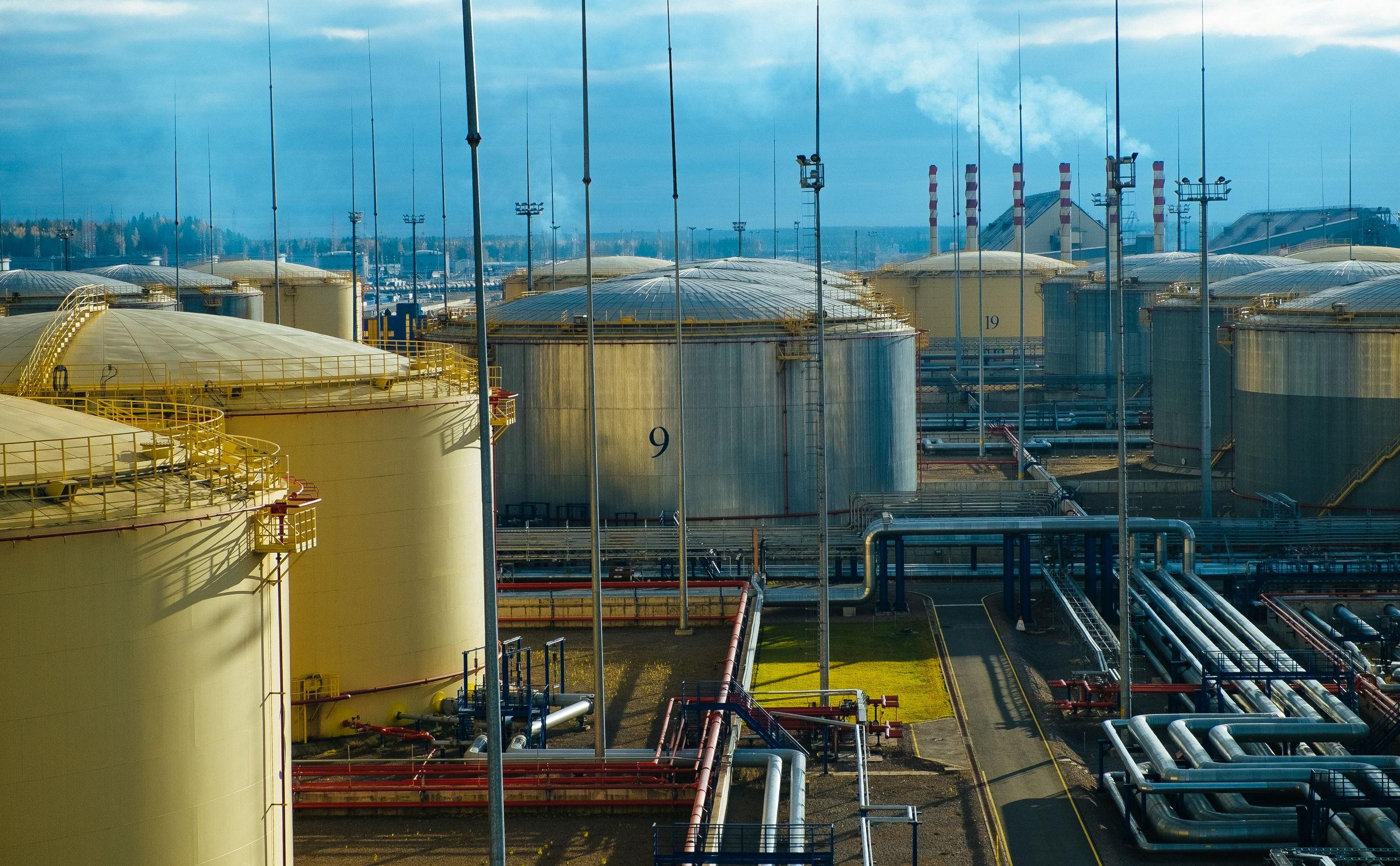 Цены на нефть упали на 3% после роста до максимума с мая