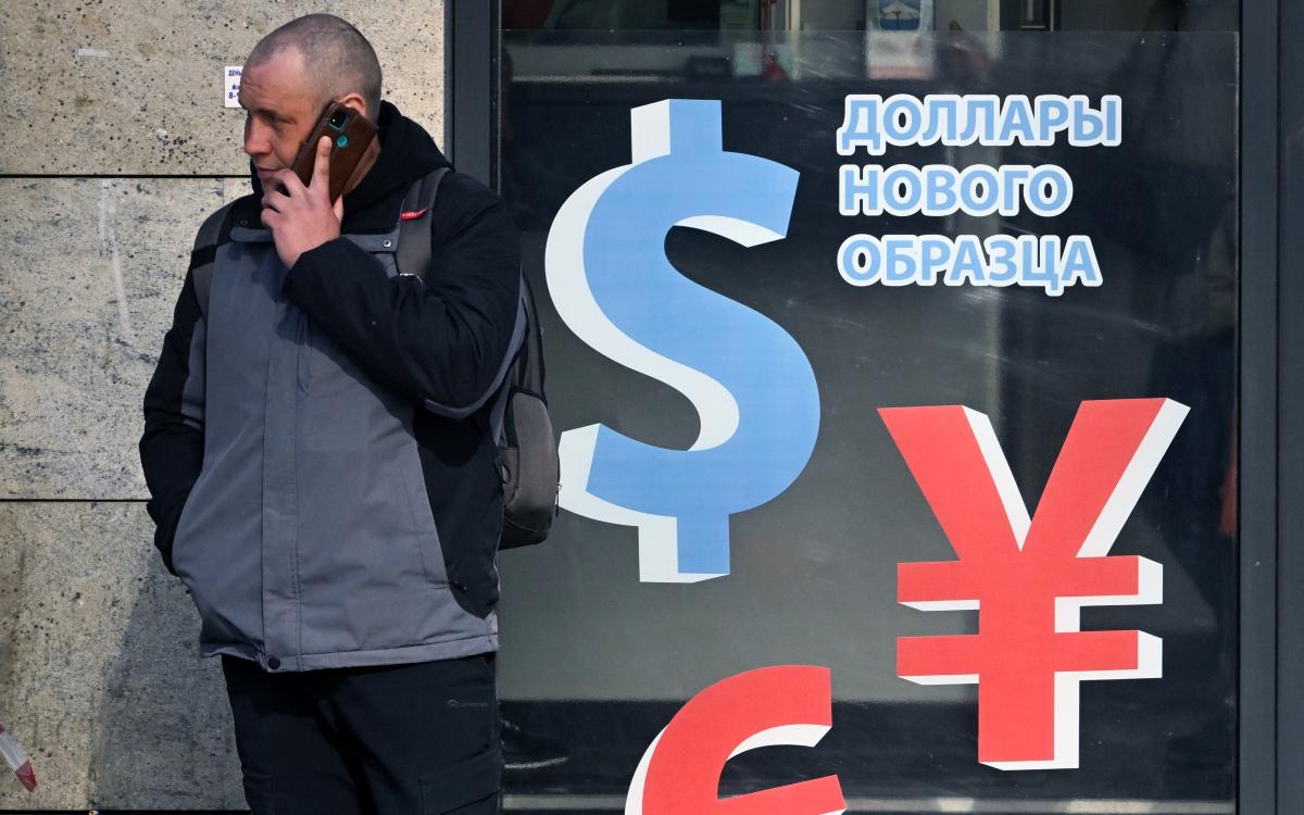 ЦБ оставил курс доллара на 21 октября ниже ₽83