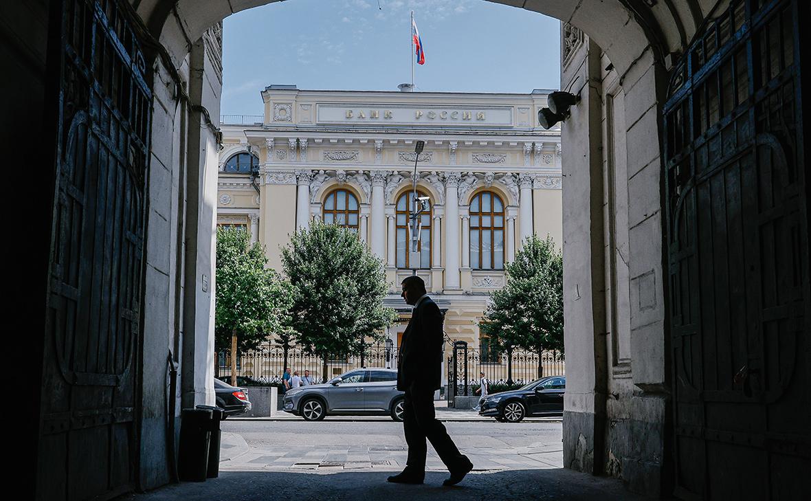 ЦБ впервые отметил прирост платежей наличными за квартал