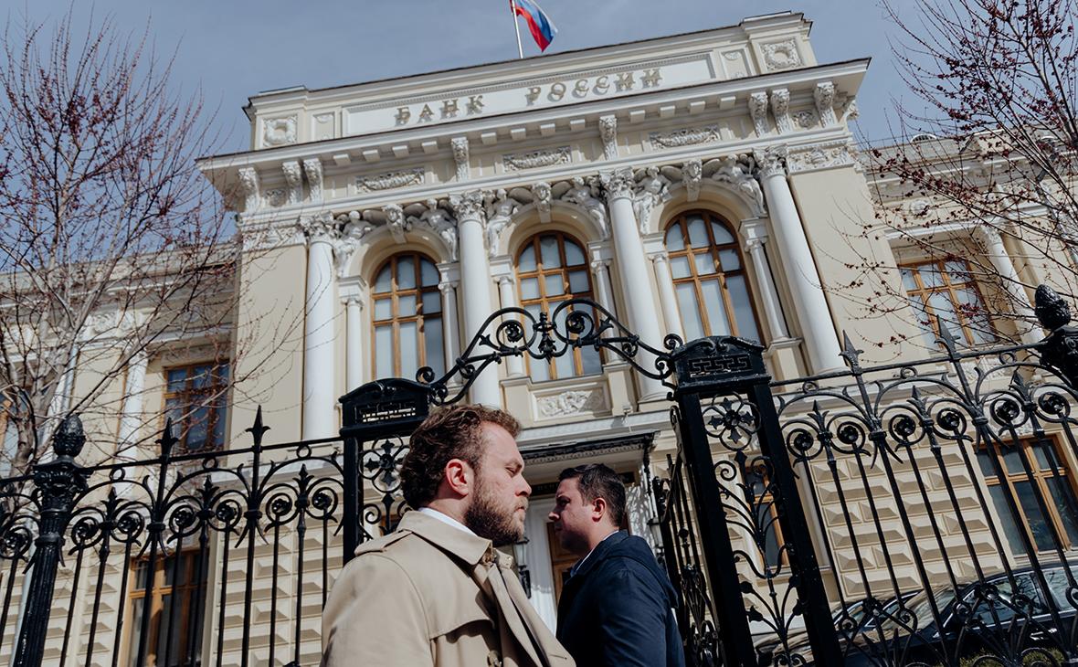 Экономисты поспорили об оптимальной паузе в снижении ставки ЦБ