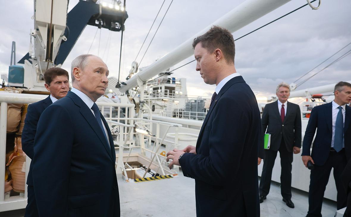 Экипаж траулера «Капитан Юнак» рассказал Путину об условиях на судне