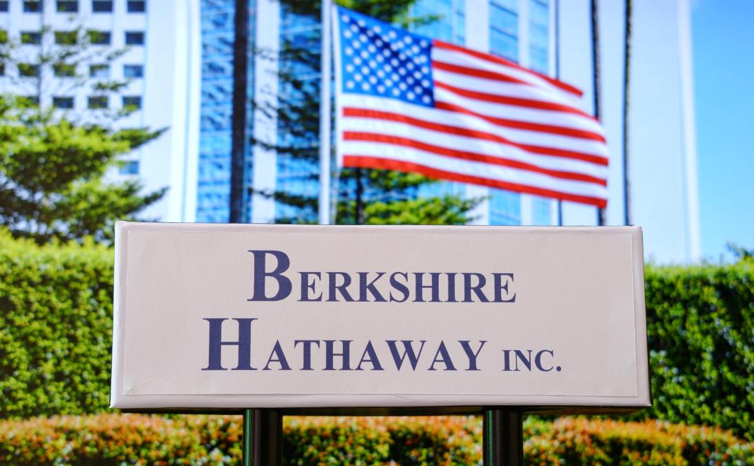 Акции Berkshire выросли до рекорда спустя 10 месяцев после ухода Баффетта