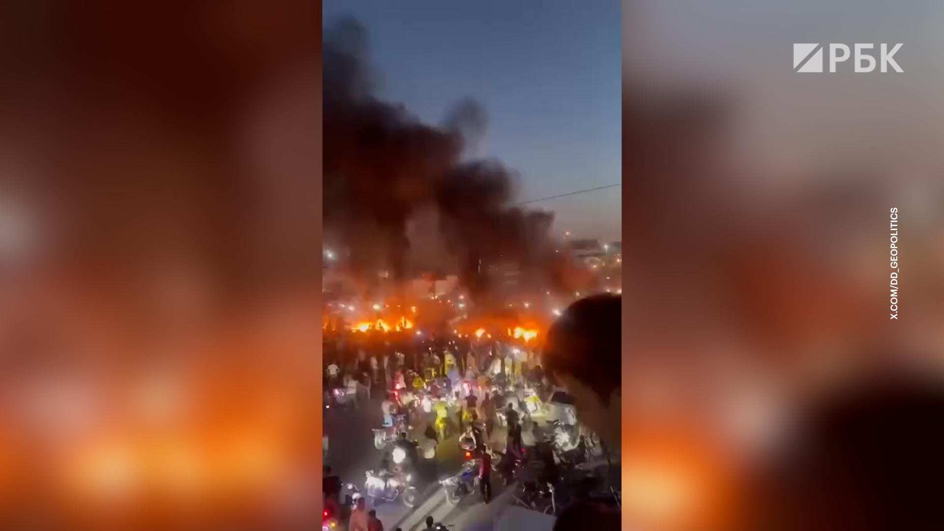 В Сирии протестующие перекрыли дороги и подожгли шины. Видео