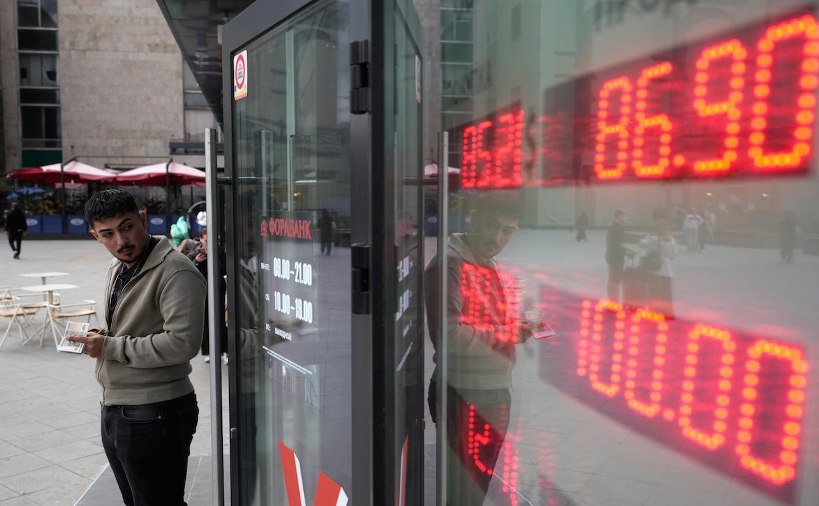 ЦБ оставил курс доллара на 18 сентября выше ₽84