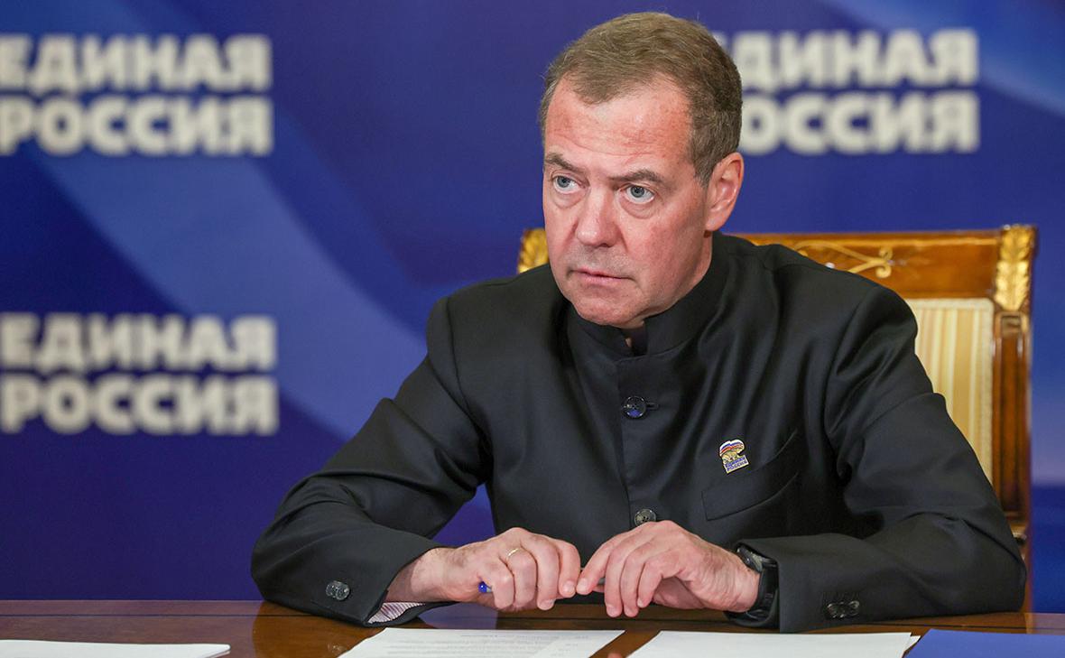 Медведев заявил, что России не будет, если она не будет великой