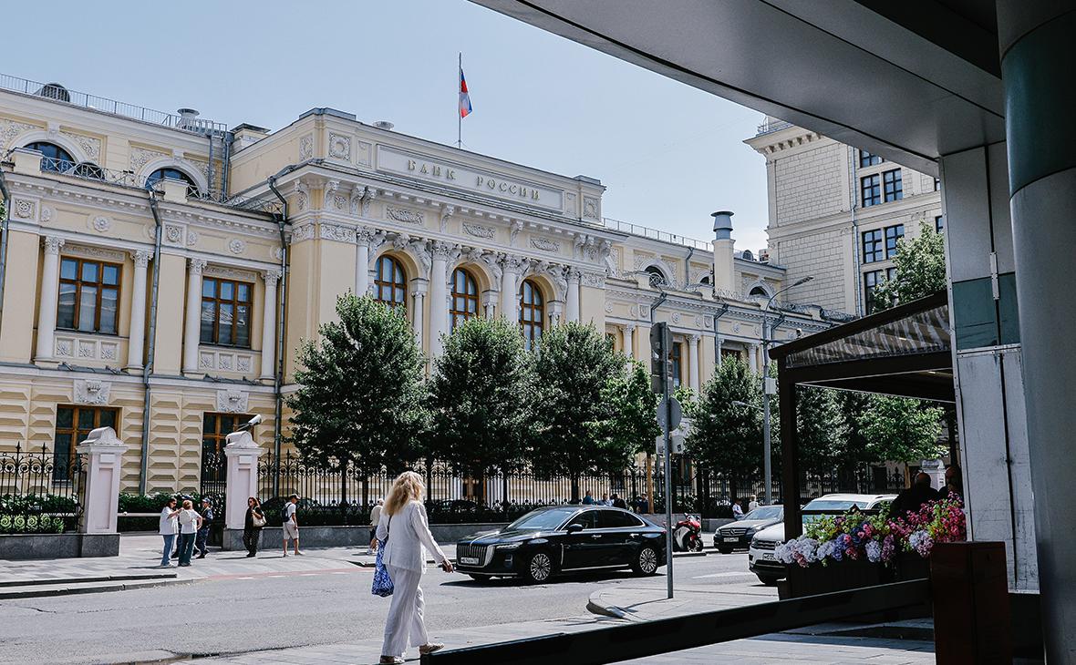 ЦБ дал банкам отсрочку по введению универсальных QR-кодов до марта 2027