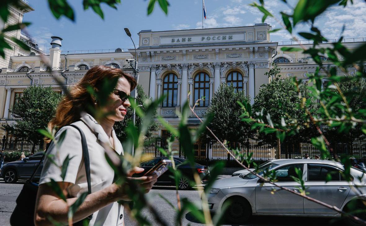 ЦБ порекомендовал банкам снимать блокировку с карт в течение одного дня