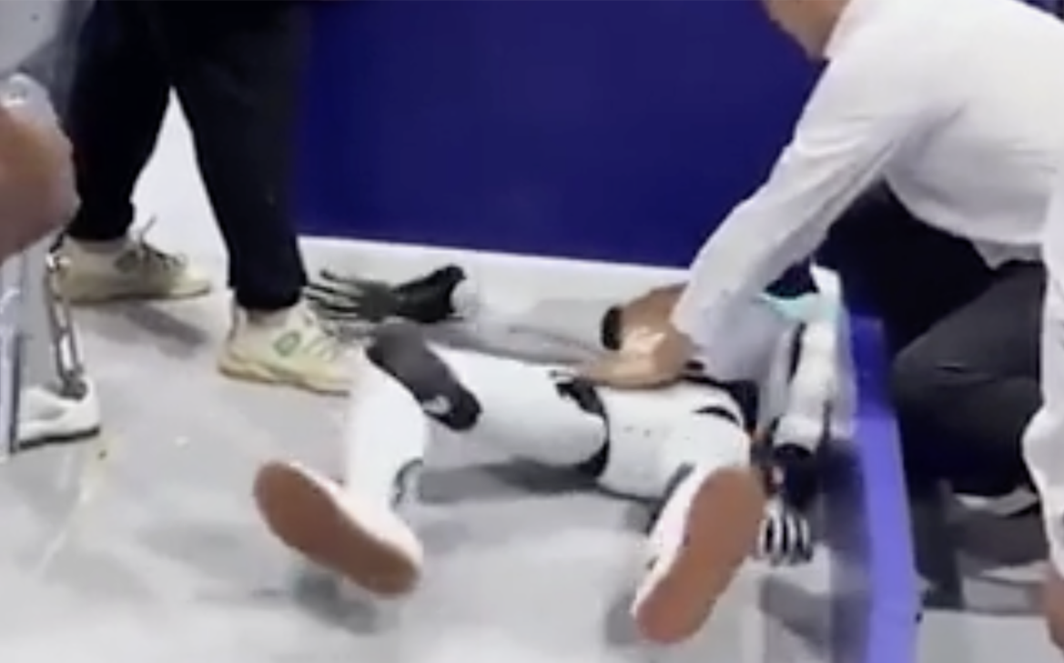 На конференции по робототехнике в Пекине робот упал в конвульсиях. Видео