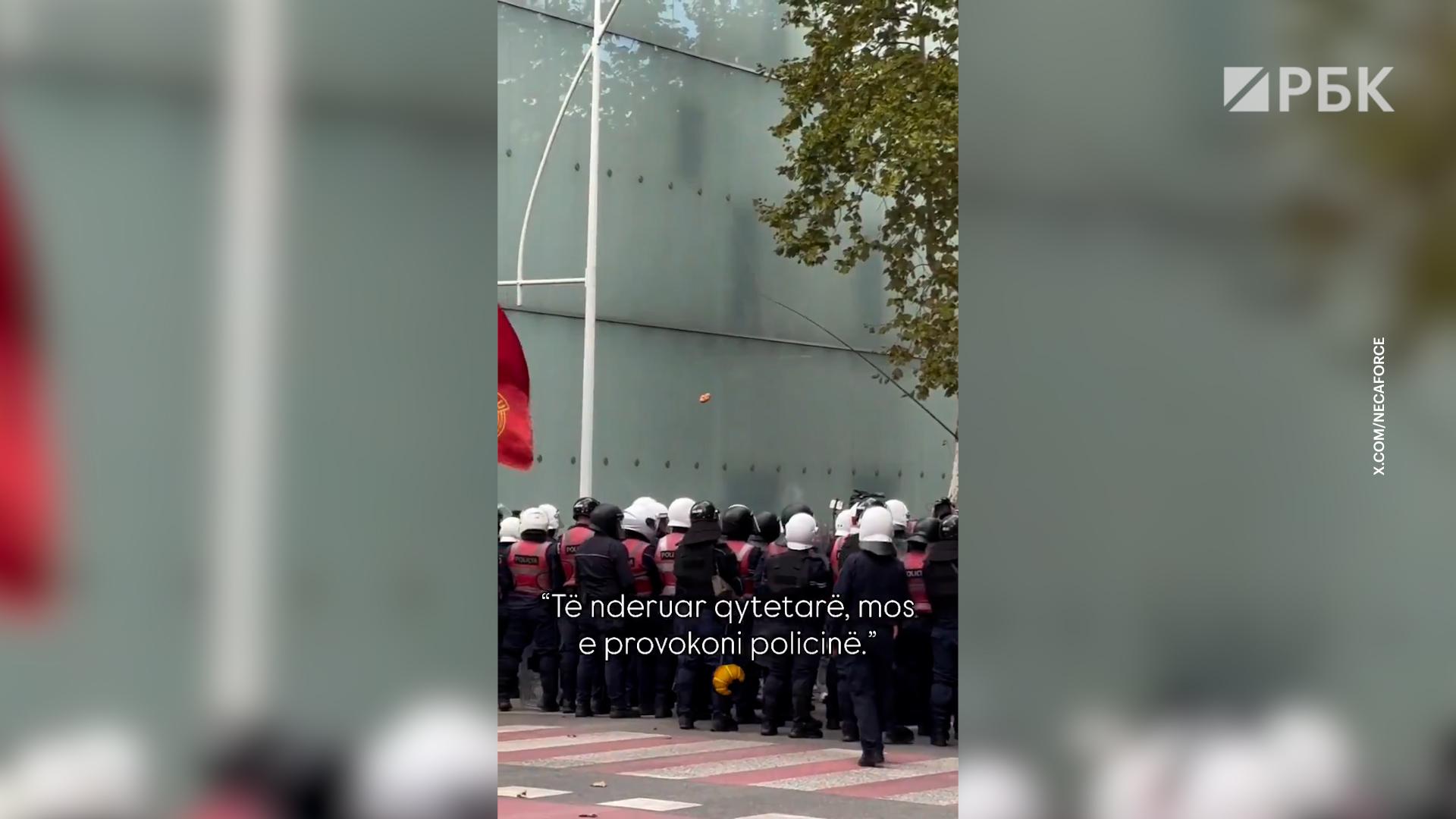 В Албании протестующие пытались «поймать» полицейских на круассан. Видео