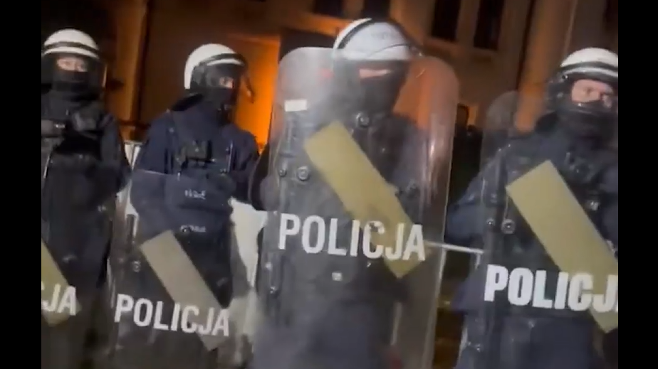 Полиция оцепила здание Конституционного трибунала в Польше. Видео