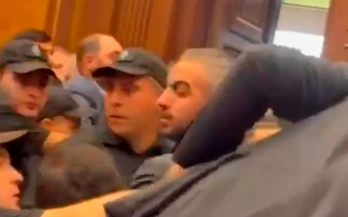 В парламенте Армении подрались депутаты партии власти и оппозиции. Видео