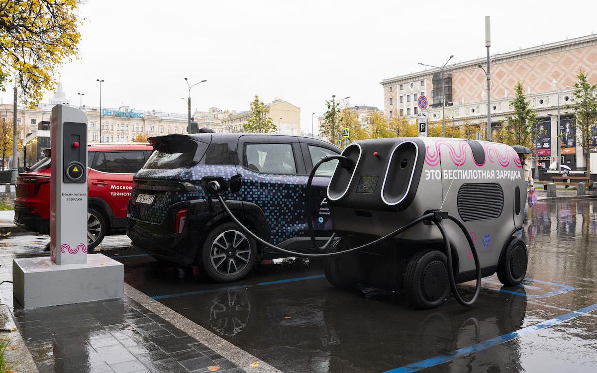 В Москве начали тестировать роботизированную зарядку для электромобилей