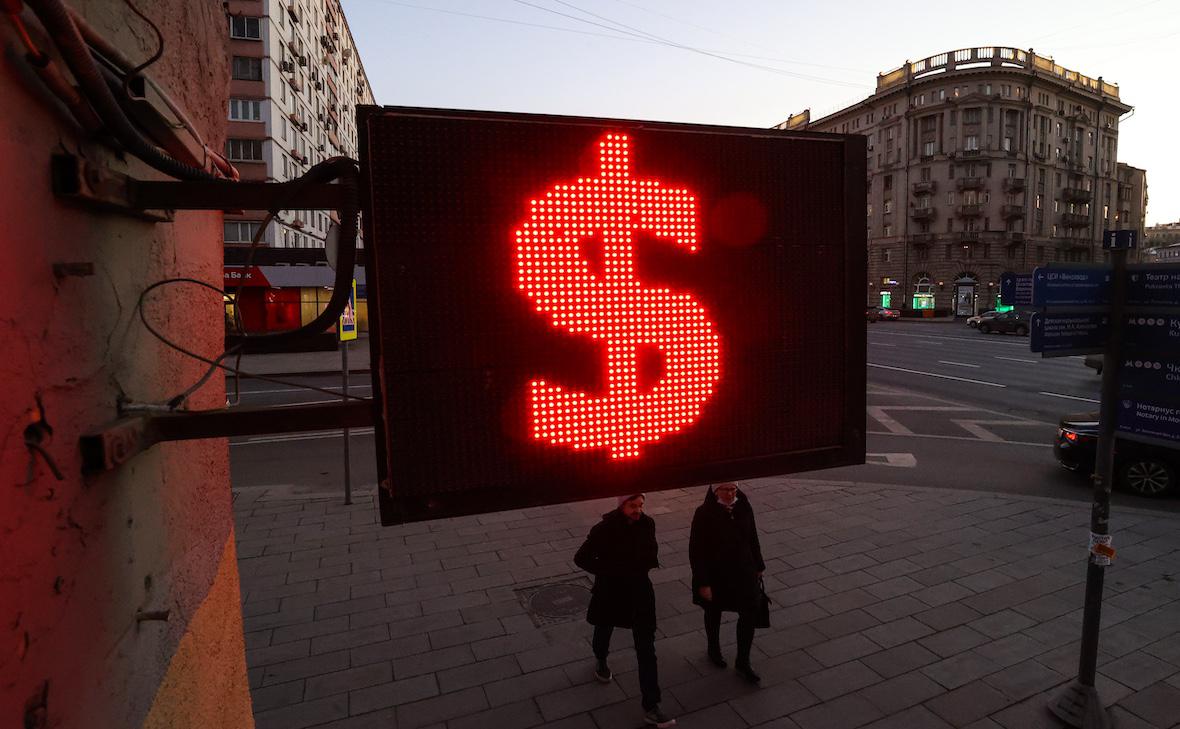 ЦБ оставил официальный курс доллара на 8 октября выше ₽85