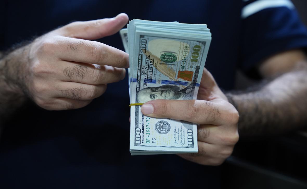ЦБ опустил официальный курс доллара на выходные и 12 октября ниже ₽85