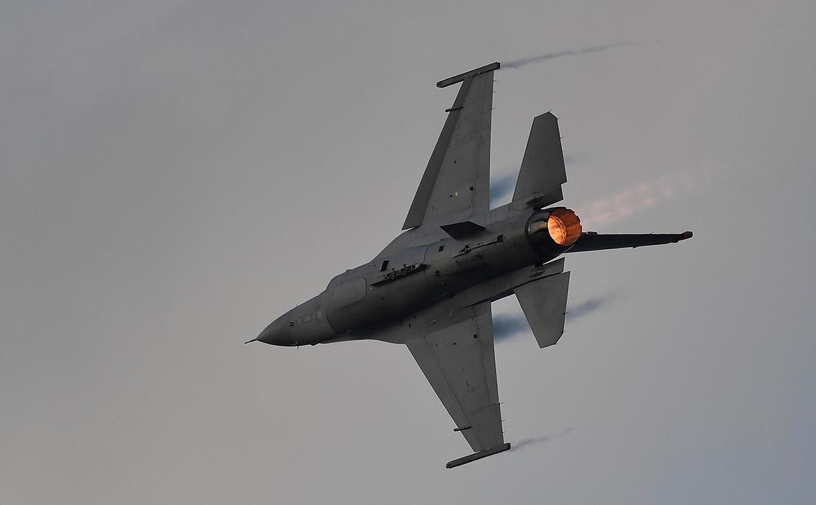 Румыния засекла воздушные цели у границы и подняла истребители F-16
