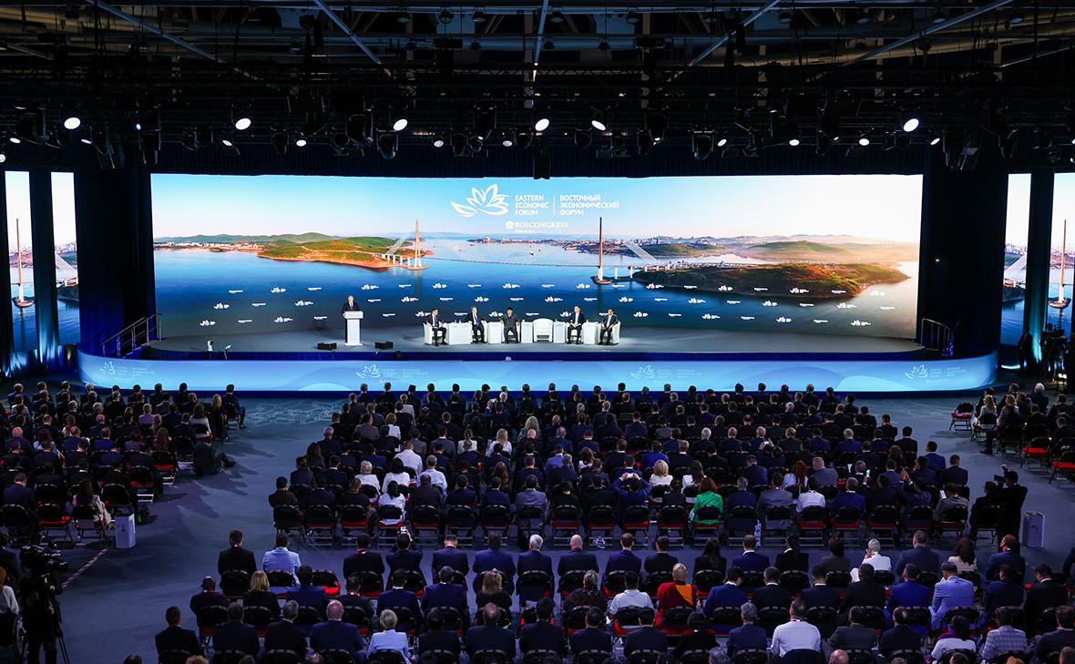 Путин оценил объем добровольных взносов бизнеса в сотни миллиардов рублей