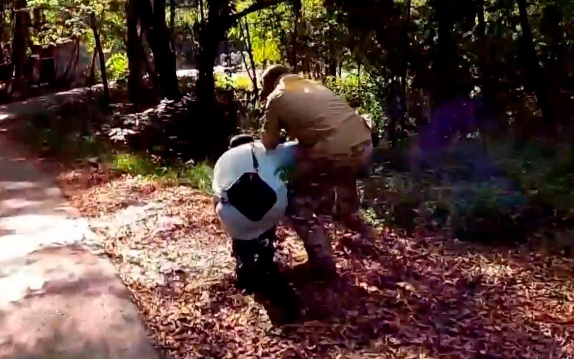 Суд приговорил отца и его дочь к 18 и 7 годам за госизмену. Видео
