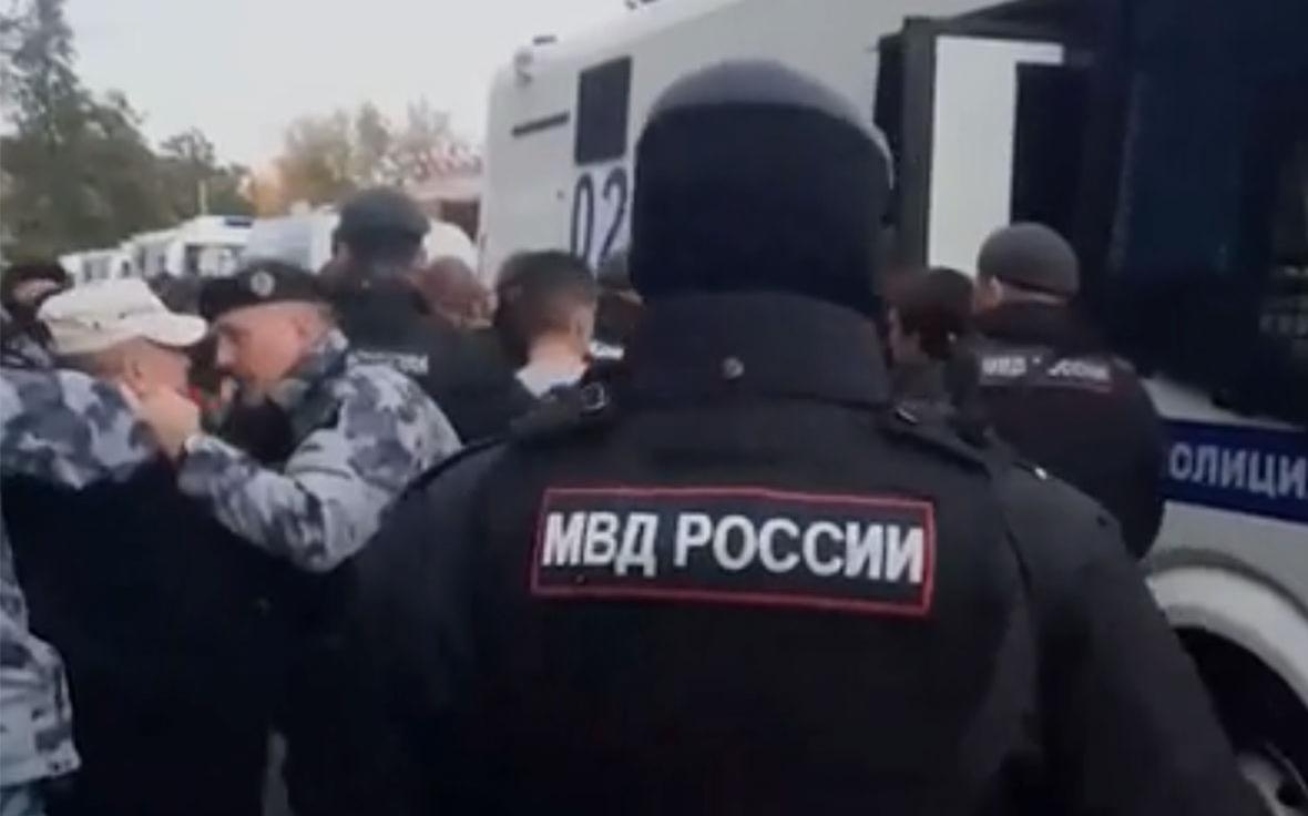 КПРФ заявила о 65 задержанных на митинге памяти об обстреле Дома Советов