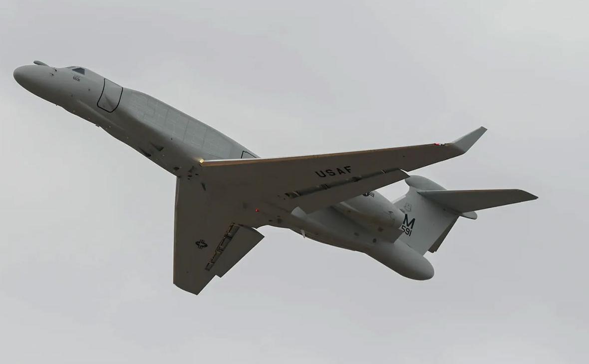 Самолет РЭБ США EA-37B совершил серию полетов у Калининградской области