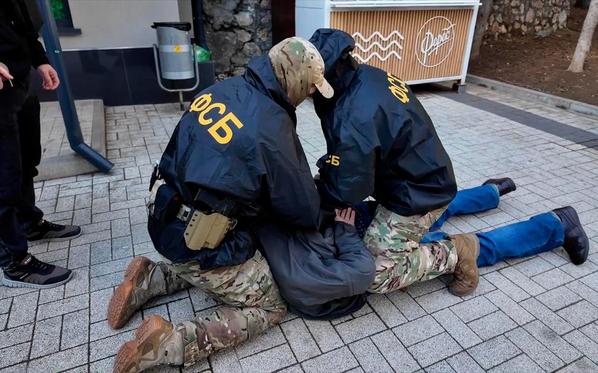 ФСБ задержала россиянина в Крыму по подозрению в госизмене. Видео