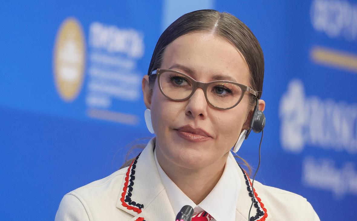 Латвия бессрочно запретила въезд Ксении Собчак и Константину Богомолову