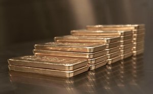 Цены на золото впервые почти за два месяца опустились ниже $4200 за унцию