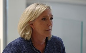 Ле Пен обходит Филиппа и Меланшона в преддверии президентской гонки