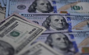 ЦБ оставил курс доллара на 29 сентября ниже ₽85