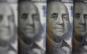 Курс доллара на рынке форекс упал ниже ₽82 впервые более чем за 2 месяца