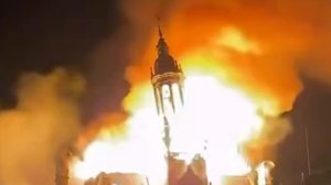 Колокольня рухнула на крышу горящей ратуши во французском Лиможе. Видео