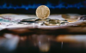 ЦБ поднял официальный курс доллара на 3 сентября почти до ₽87