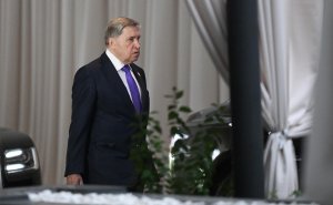 Ушаков назвал «странным» переход Пашиняна на армянский на саммите ШОС