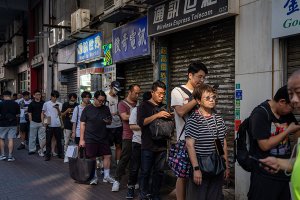 Как в мире выстроились очереди за раскладным iPhone Duo. Фотографии