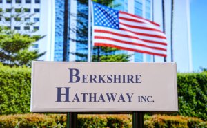 Акции Berkshire выросли до рекорда спустя 10 месяцев после ухода Баффетта