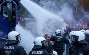 В Германии полиция применила водометы на протестах зумеров