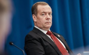 Медведев заявил, что Россия вопреки санкциям «как стояла, так и стоит»