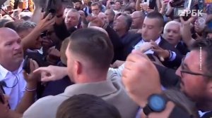 Лидера партии Ле Пен забросали чесноком на ярмарке во Франции