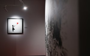 Заработать на Бэнкси: что нужно знать о вложениях в современное искусство