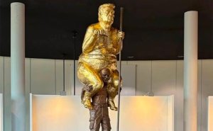 В Европарламенте выставили золотую статую обнаженного Трампа. Видео