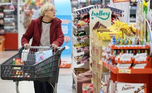 Росстат третью неделю подряд сообщил о снижении цен на продукты и услуги