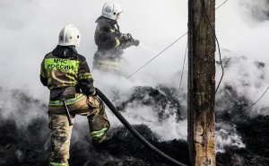 Пламя охватило 9 тыс. «квадратов» склада в Ростовской области
