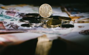 ЦБ оставил курс доллара на 2 октября ниже ₽84