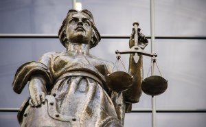 ВС обязал возместить гражданину стоимость сорванного приставами тура