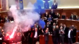 В Албании оппозиционные депутаты зажгли фаеры на заседании парламента
