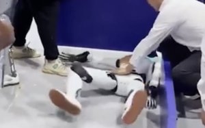 На конференции по робототехнике в Пекине робот упал в конвульсиях. Видео