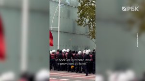 В Албании протестующие пытались «поймать» полицейских на круассан. Видео