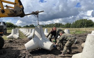 Польша установила бетонные «ежи» на границе с Россией