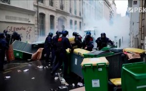 Полиция применила слезоточивый газ против протестующих в Париже. Видео