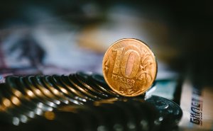 Рубль продолжил рост после решения ЦБ сохранить ставку на уровне 14%